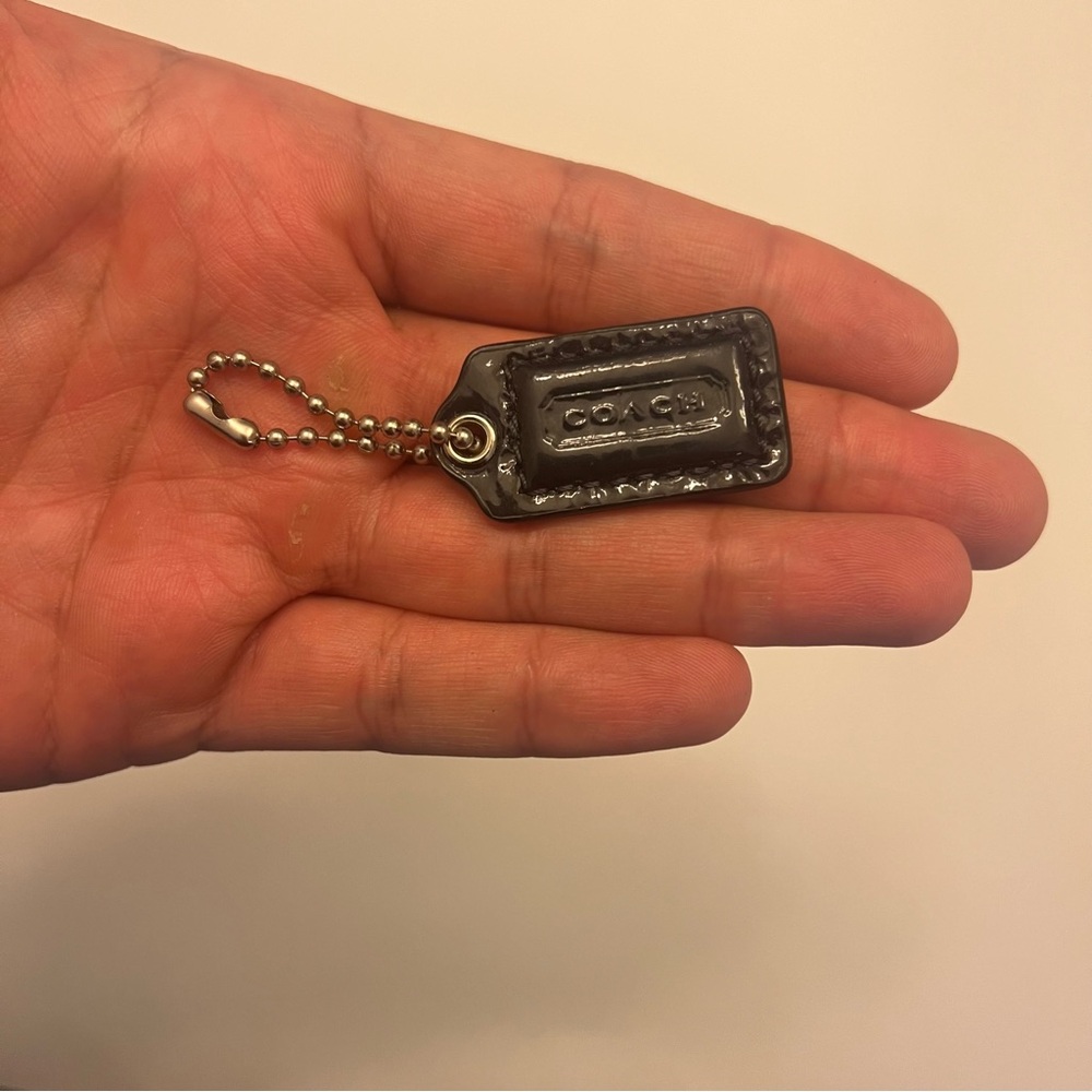 Coach black Pattent Hand‎ Tag